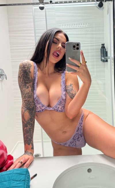 Watch SIMONE's leaked NSFW photo on TwXstars