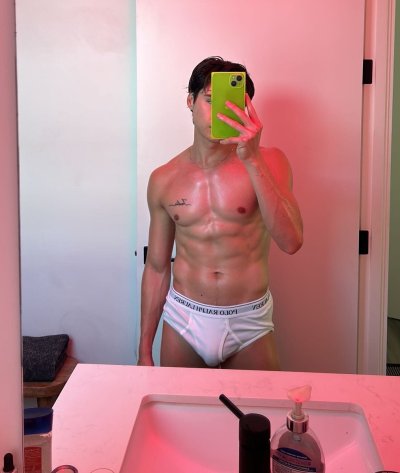 Watch Leo Grand's leaked NSFW photo on TwXstars