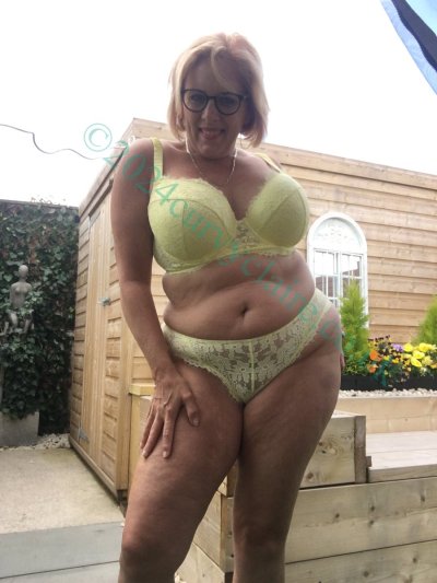 Watch Curvy Claire's leaked NSFW photo on TwXstars