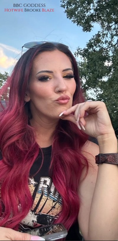Watch Hotwife Brooke Blaze's leaked NSFW photo on TwXstars