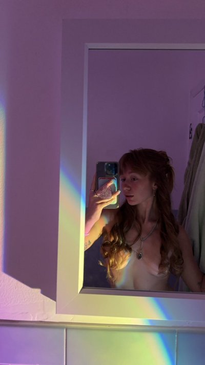 Watch Lilly Elle's leaked NSFW photo on TwXstars