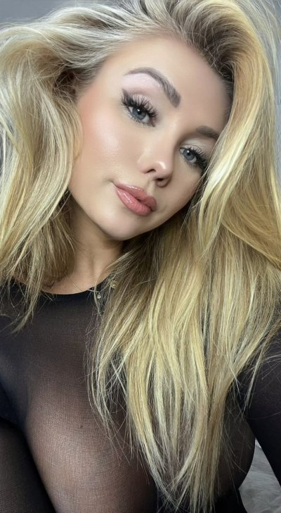 Watch Miss Donatella's leaked NSFW photo on TwXstars