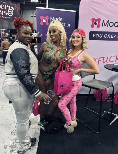 Watch Cam Model Protection's leaked NSFW photo on TwXstars