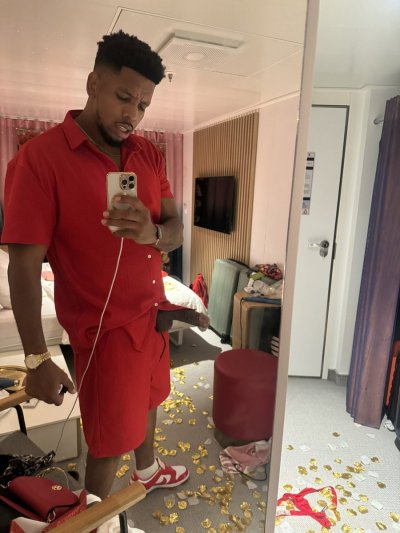 Watch MrSteeleX's leaked NSFW photo on TwXstars