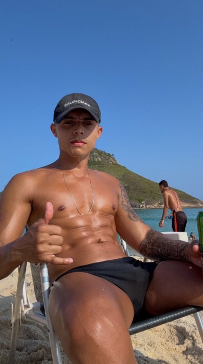 Watch 𝐒𝐔𝐑𝐅𝐈𝐒𝐓𝐀's leaked NSFW photo on TwXstars