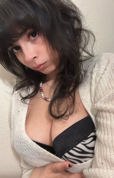 Watch Bee's leaked NSFW photo on TwXstars