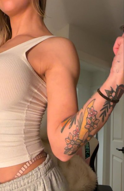 Watch Red 🇨🇦's leaked NSFW photo on TwXstars