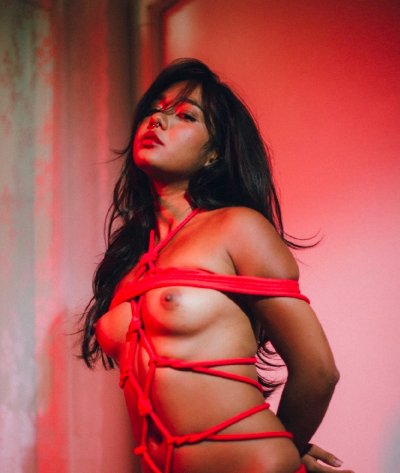 Watch MiaZ's leaked NSFW photo on TwXstars