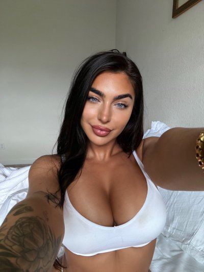 Watch Emily Rinaudo's leaked NSFW photo on TwXstars