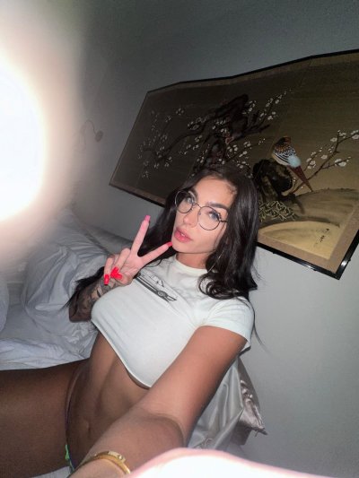 Watch Emily Rinaudo's leaked NSFW photo on TwXstars