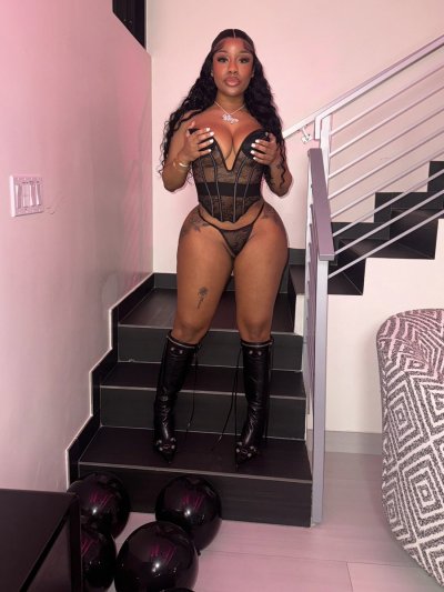 Watch m.'s leaked NSFW photo on TwXstars