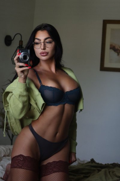 Watch Emily Rinaudo's leaked NSFW photo on TwXstars