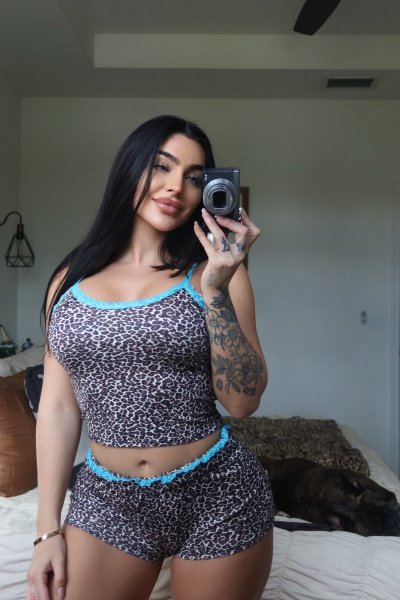Watch Emily Rinaudo's leaked NSFW photo on TwXstars