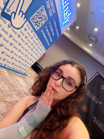 Watch Leana Lovings 💕's leaked NSFW photo on TwXstars