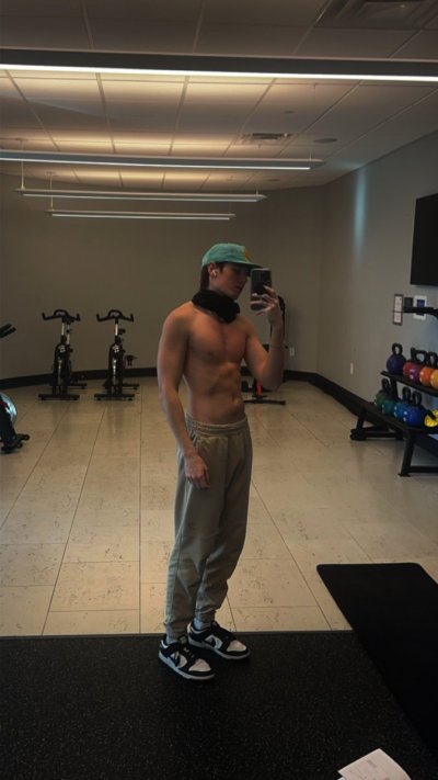 Watch itsevanwade's leaked NSFW photo on TwXstars