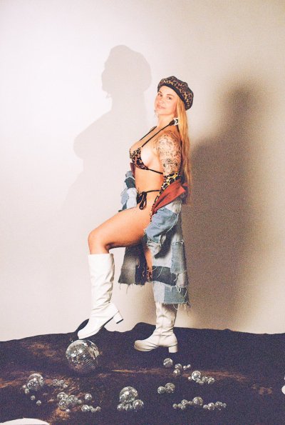 Watch Sarah Vandella's leaked NSFW photo on TwXstars