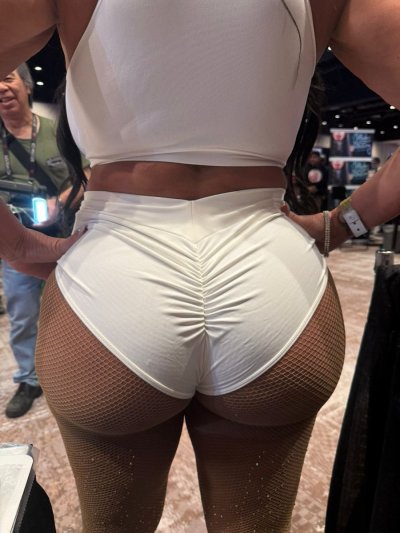 Watch Kailani Kai ❤️'s leaked NSFW photo on TwXstars