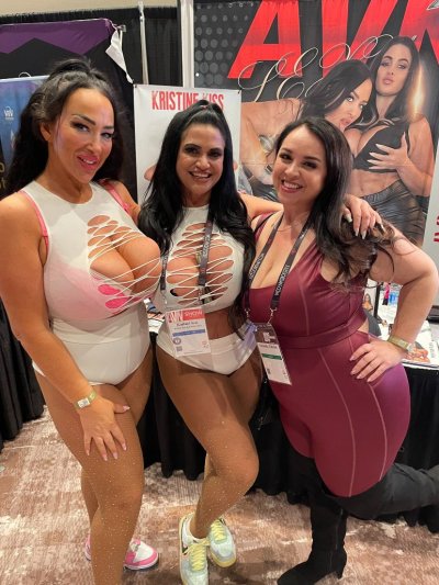 Watch Kailani Kai ❤️'s leaked NSFW photo on TwXstars