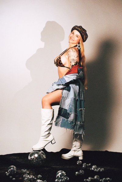 Watch Sarah Vandella's leaked NSFW photo on TwXstars