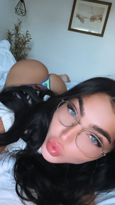 Watch Emily Rinaudo's leaked NSFW photo on TwXstars