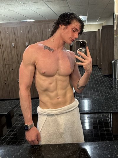 Watch Travis's leaked NSFW photo on TwXstars