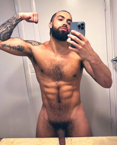 Watch King James 👑's leaked NSFW photo on TwXstars