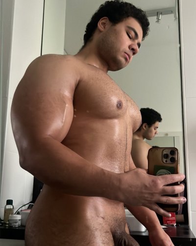Watch Pedro's leaked NSFW photo on TwXstars