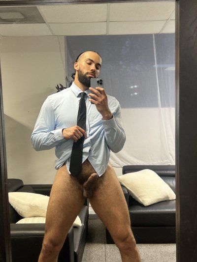 Watch King James 👑's leaked NSFW photo on TwXstars