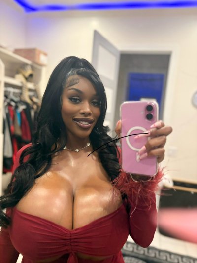 Watch Lia Lovely's leaked NSFW photo on TwXstars