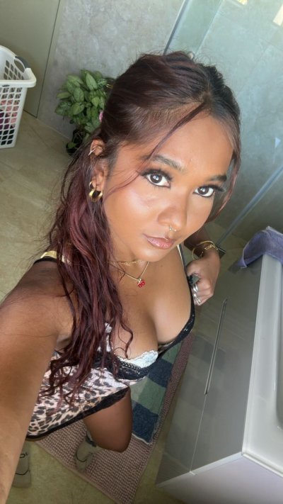 Watch MiaZ's leaked NSFW photo on TwXstars