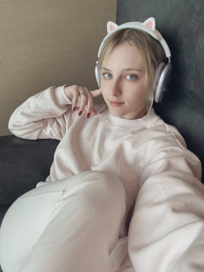 Watch Melody's leaked NSFW photo on TwXstars