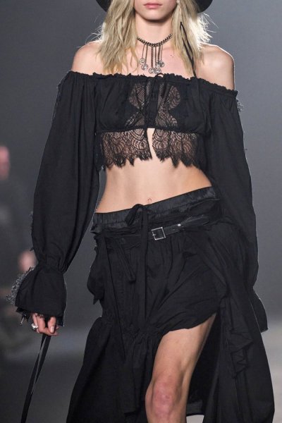 Watch Mia K.'s leaked NSFW photo on TwXstars