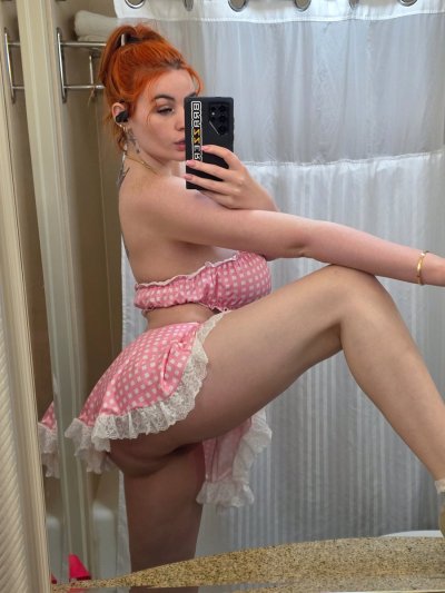 Watch Abigaiil Morris's leaked NSFW photo on TwXstars