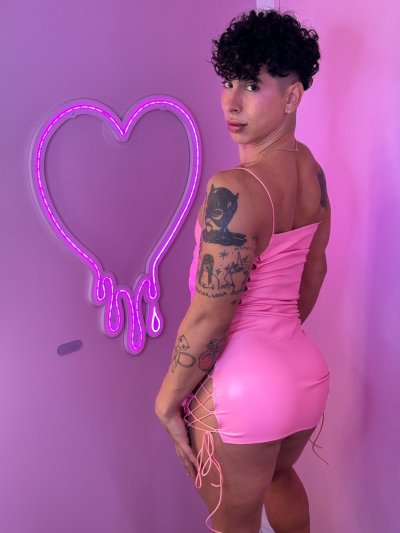 Watch Emi Vela's leaked NSFW photo on TwXstars