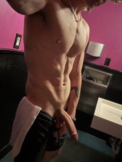 Watch Travis's leaked NSFW photo on TwXstars