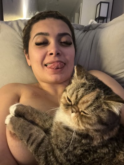 Watch Gaggasaurus Rex's leaked NSFW photo on TwXstars