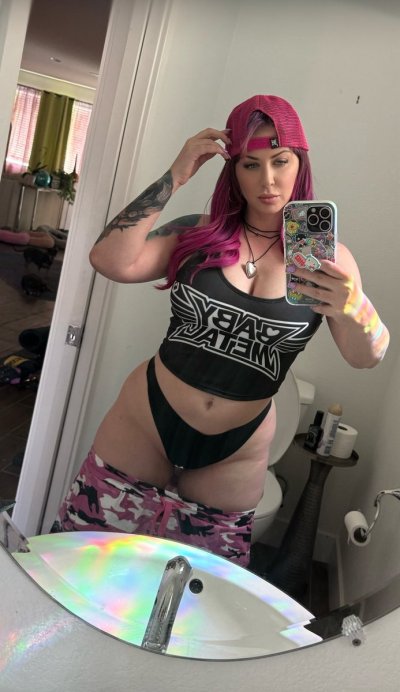 Watch Emi Addison's leaked NSFW photo on TwXstars