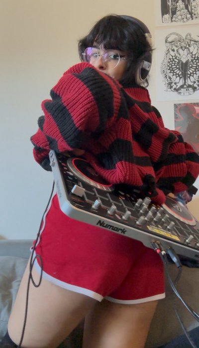 Watch Bee's leaked NSFW photo on TwXstars