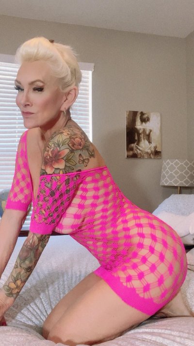 Watch Ageless Vixen's leaked NSFW photo on TwXstars