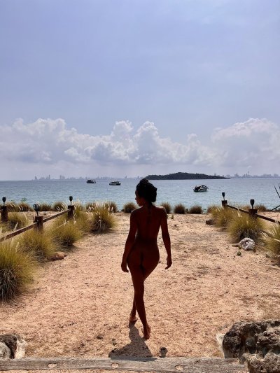 Watch LadyboyShaSha's leaked NSFW photo on TwXstars