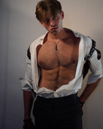 Watch Chase's leaked NSFW photo on TwXstars