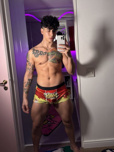 Watch Emi Vela's leaked NSFW photo on TwXstars