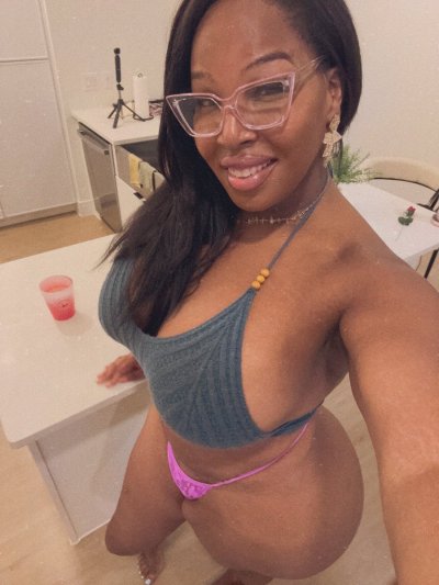 Watch _CURVYGIRLROXIE's leaked NSFW photo on TwXstars