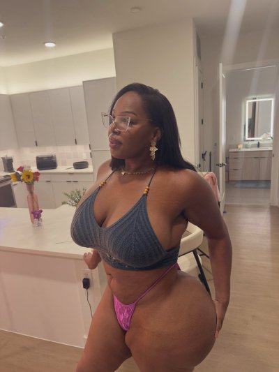 Watch _CURVYGIRLROXIE's leaked NSFW photo on TwXstars