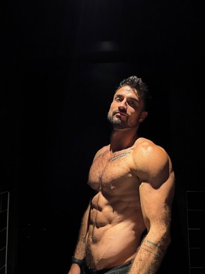 Watch AdamAlberto's leaked NSFW photo on TwXstars