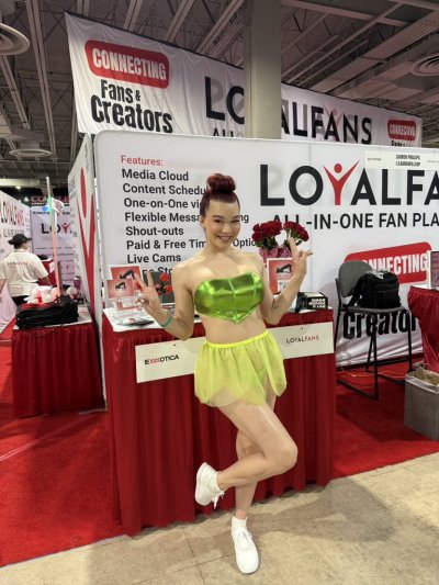 Watch Emma🌹 Vegas Based's leaked NSFW photo on TwXstars