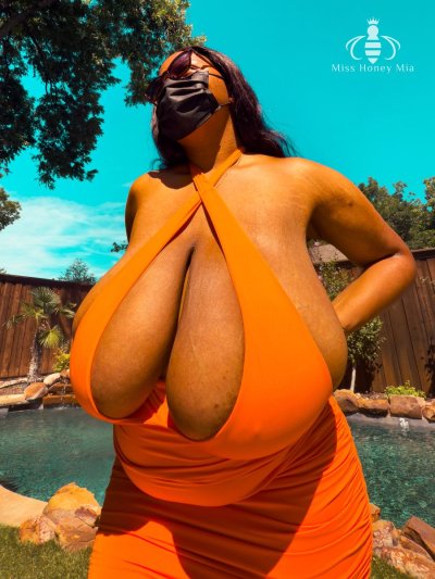 Watch Miss Honey Mia's leaked NSFW photo on TwXstars