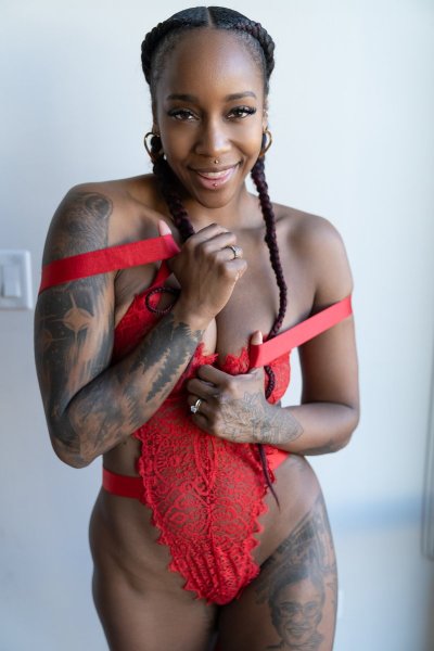 Watch Midnight SG's leaked NSFW photo on TwXstars