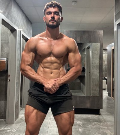 Watch J's leaked NSFW photo on TwXstars