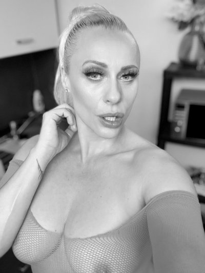 Watch Brittany Bardot1's leaked NSFW photo on TwXstars